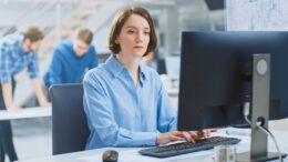 Une ingénieure en portage salarial devant son ordinateur