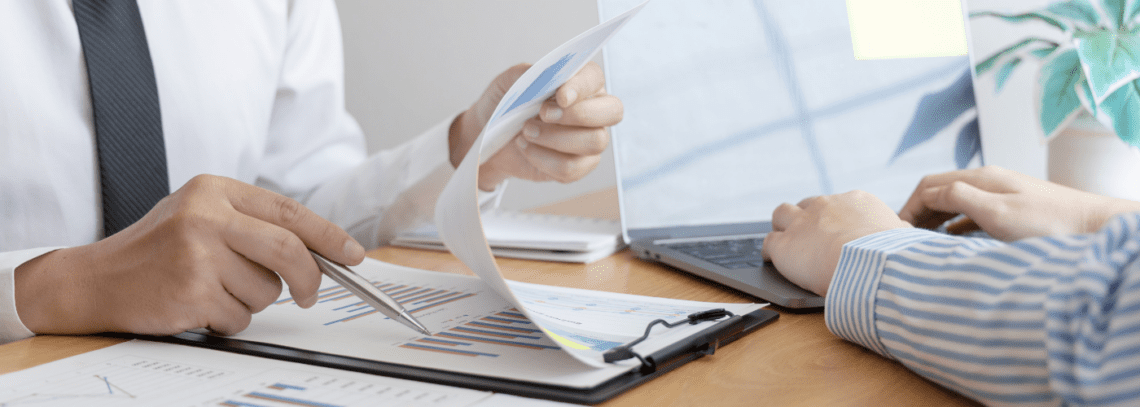 deux consultants en train de travailler avec des documents